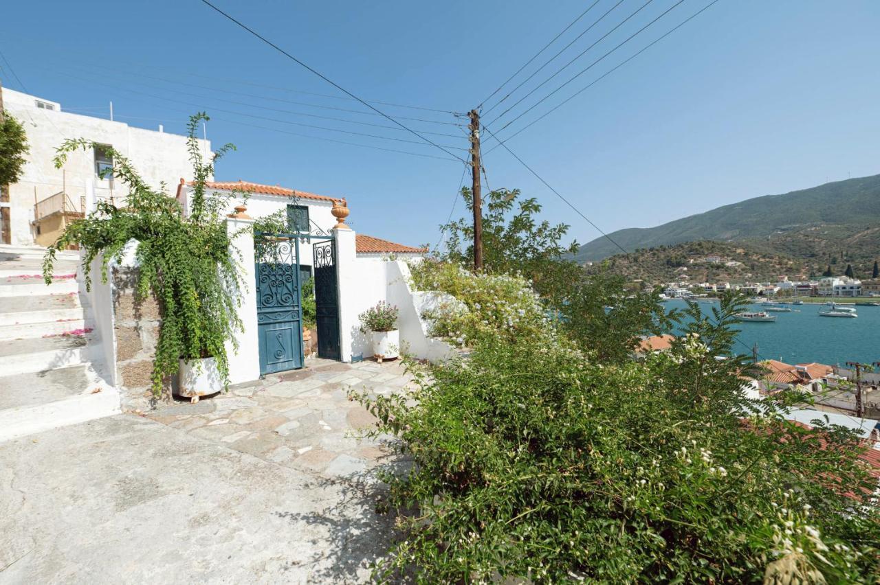 Traditional House Under The Clock Tower With Sweet View 포로스타운 외부 사진