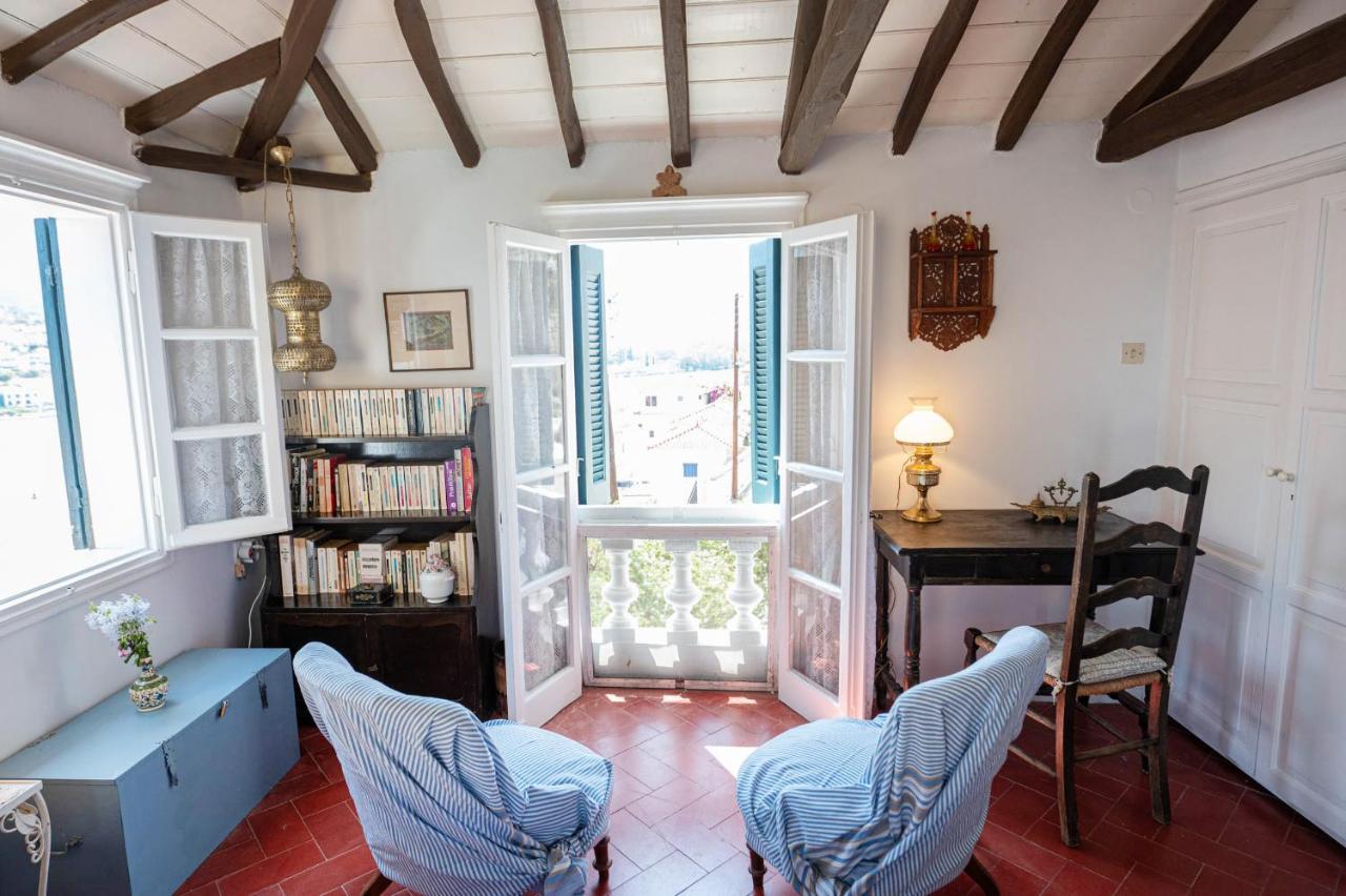 Traditional House Under The Clock Tower With Sweet View 포로스타운 외부 사진