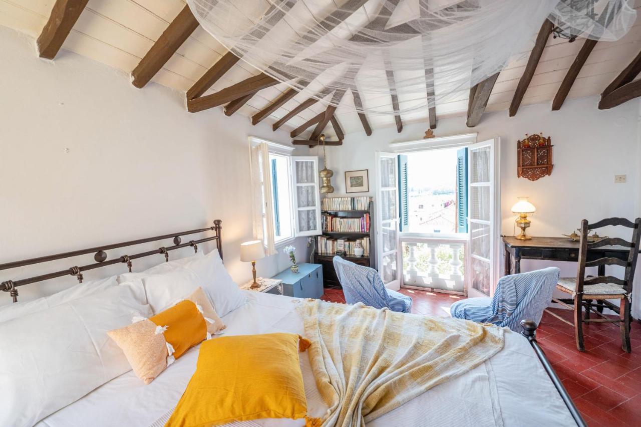 Traditional House Under The Clock Tower With Sweet View 포로스타운 외부 사진