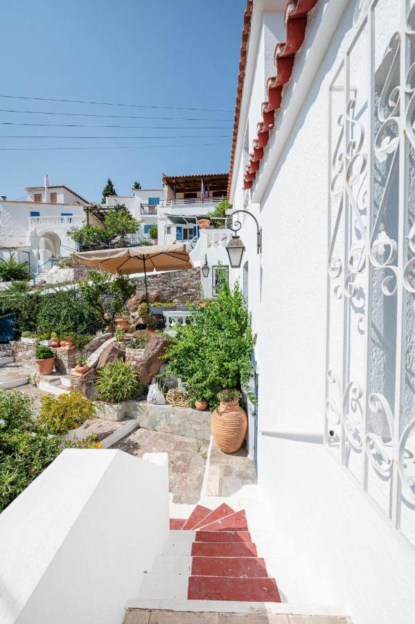 Traditional House Under The Clock Tower With Sweet View 포로스타운 외부 사진