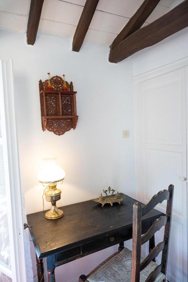 Traditional House Under The Clock Tower With Sweet View 포로스타운 외부 사진