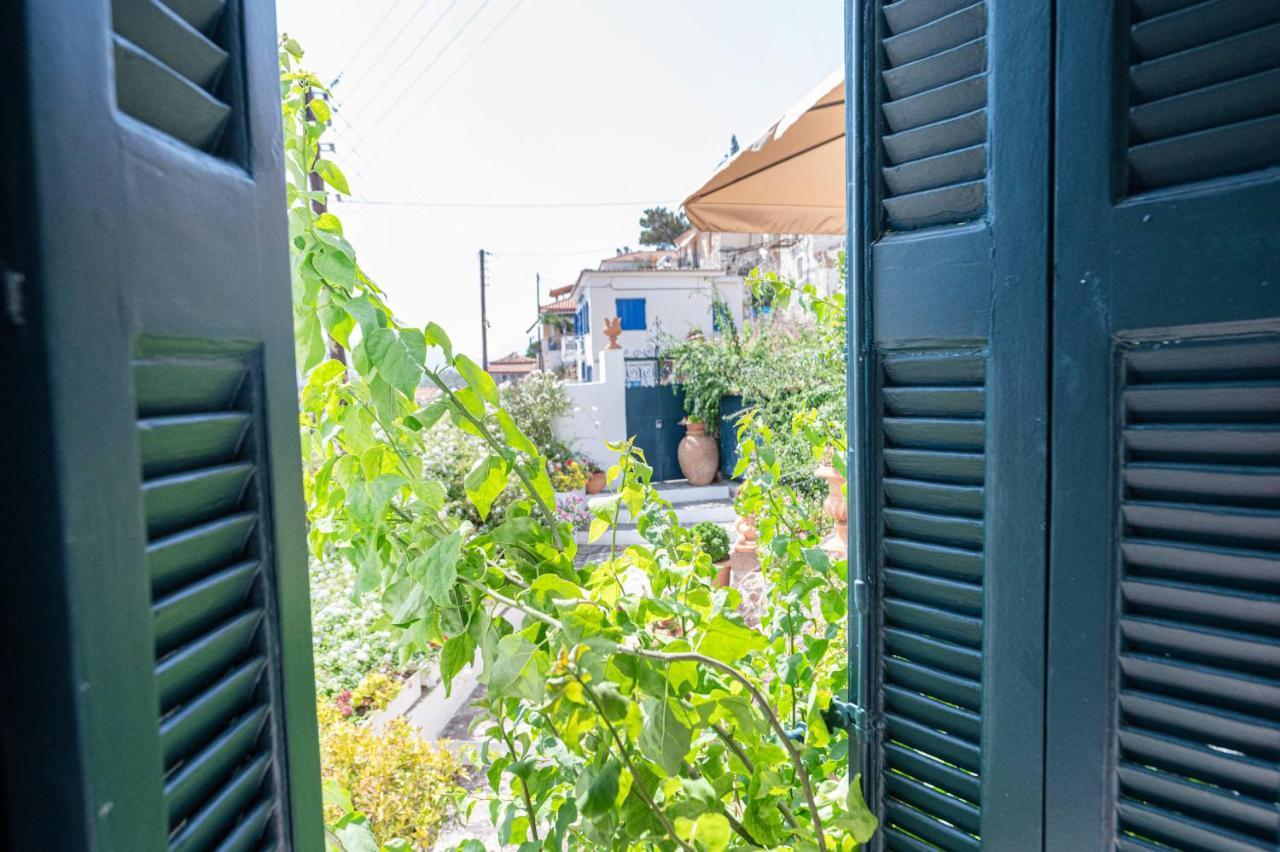 Traditional House Under The Clock Tower With Sweet View 포로스타운 외부 사진