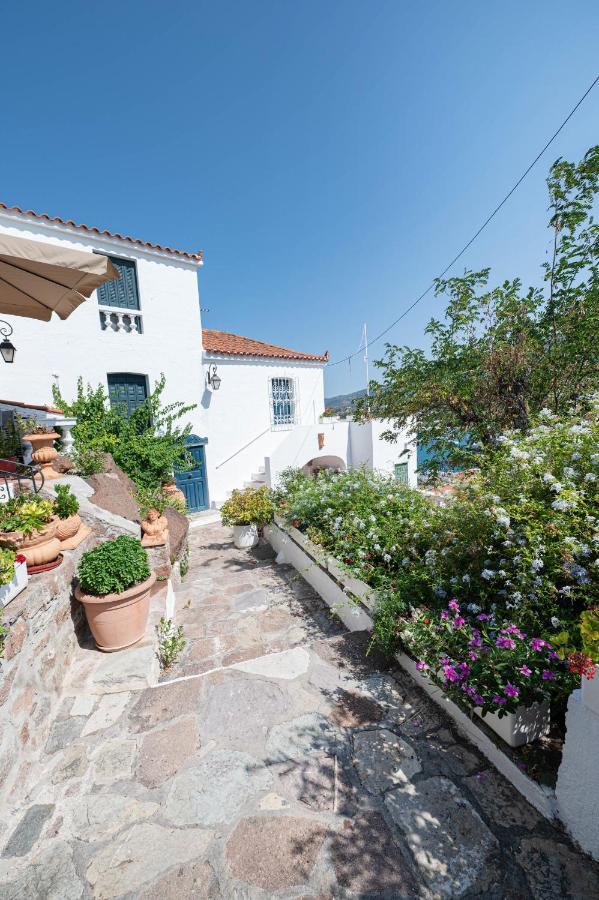 Traditional House Under The Clock Tower With Sweet View 포로스타운 외부 사진