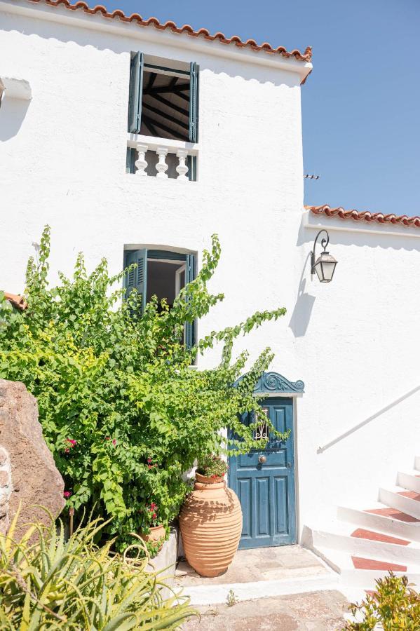 Traditional House Under The Clock Tower With Sweet View 포로스타운 외부 사진