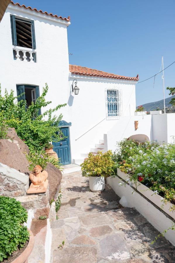 Traditional House Under The Clock Tower With Sweet View 포로스타운 외부 사진